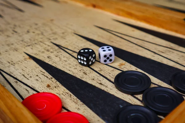 バックギャモン テーブルの上の木製のサイコロの終わり ボードゲーム — ストック写真
