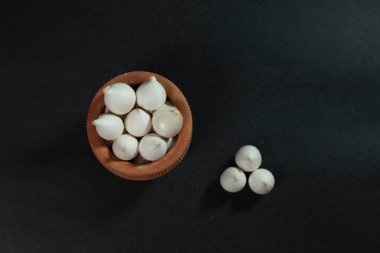 Various medicinal products are prepared from one clove of garlic.