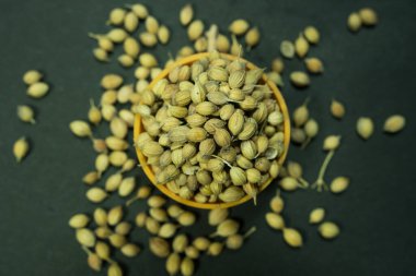 Kişniş yemek pişirmede kullanılır ve ayrıca birçok özelliği vardır..