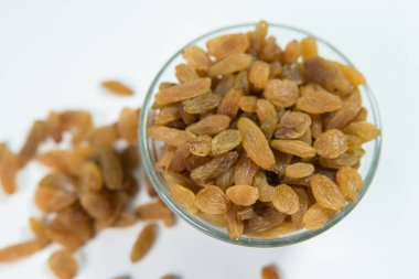 Kuru üzüm besleyici bir kuru yemektir.