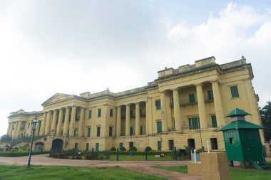 Hindistan Arkeolojik Araştırması 'na ait Murshidabad' daki Hazarduari anıtı 1829 yılında Nawab Nazim Humayun jha tarafından yapılmıştır..