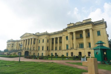 Hindistan Arkeolojik Araştırması 'na ait Murshidabad' daki Hazarduari anıtı 1829 yılında Nawab Nazim Humayun jha tarafından yapılmıştır..