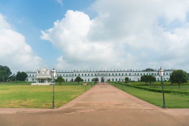 Hindistan Arkeolojik Araştırması 'na ait Murshidabad' daki Hazarduari anıtı 1829 yılında Nawab Nazim Humayun jha tarafından yapılmıştır..