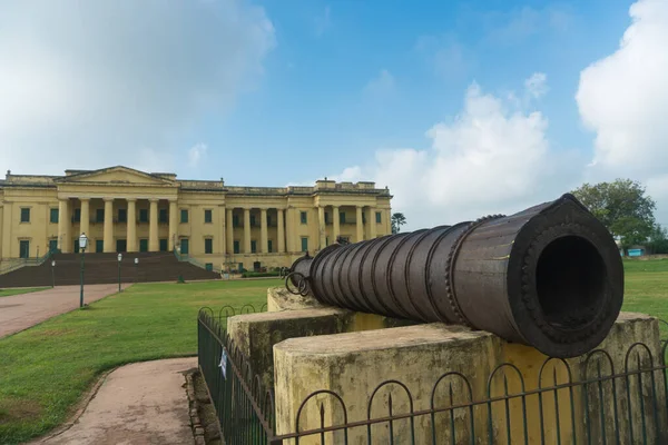 Hindistan Arkeolojik Araştırması 'na ait Murshidabad' daki Hazarduari anıtı 1829 yılında Nawab Nazim Humayun jha tarafından yapılmıştır..