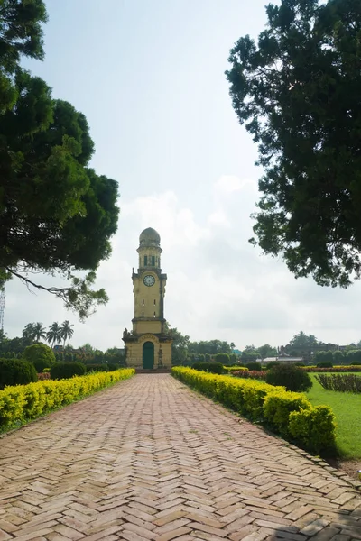 Hindistan Arkeolojik Araştırması 'na ait Murshidabad' daki Hazarduari anıtı 1829 yılında Nawab Nazim Humayun jha tarafından yapılmıştır..