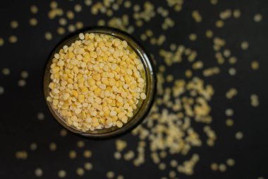 Yeşil gram ya da Mung dal çok sağlıklı bir nabız. Çok fazla karbonhidrat proteini ve diğer mineraller içeriyor..