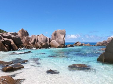 Anse Marron plajındaki Granit kayalar, La Digue adası, Seyşeller