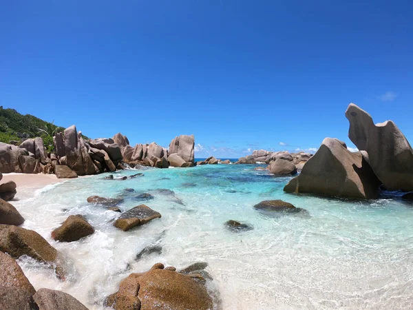 Anse Marron plajındaki Granit kayalar, La Digue adası, Seyşeller