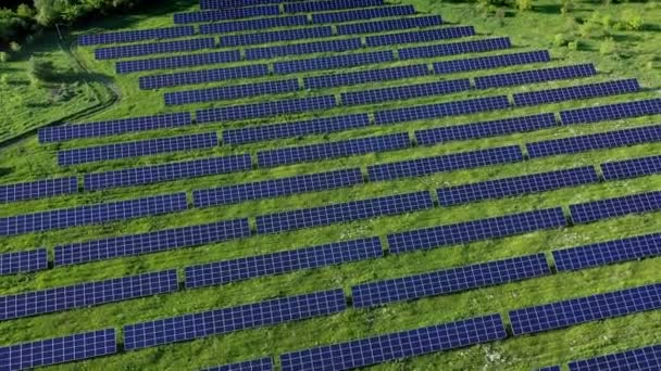 Luftaufnahme Des Solarkraftwerks Green Field Der Nähe Des Flusses Bei — Stockvideo