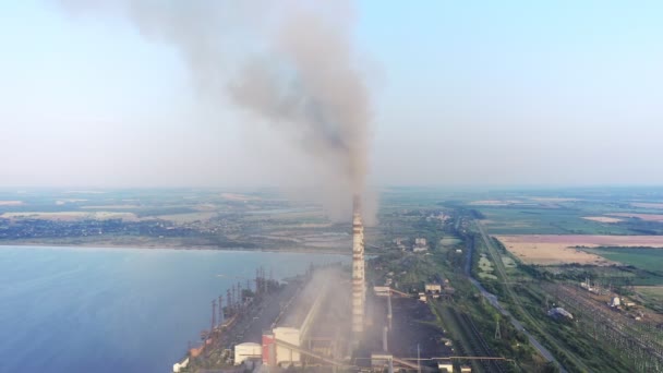 火力发电厂高管黑烟烟道污染大气的空中景观 具有矿物燃料概念的电力生产 — 图库视频影像