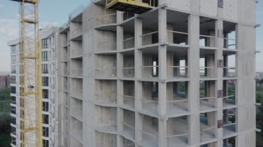 İnşaat halindeki yüksek apartmanın havadan görüntüsü. Gayrimenkul geliştirme.