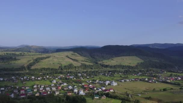 Letecký pohled na krajinu vesnice, pohled shora s poli.