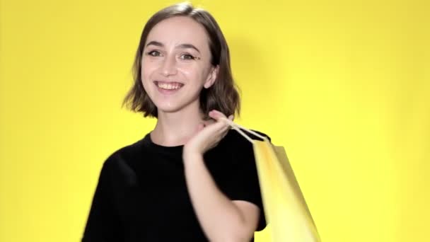 Vrolijke Vrouw Met Pakjes Gele Achtergrond Black Friday Sale Concept — Stockvideo