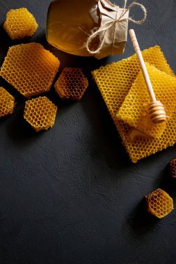 Üzerinde bal peteği olan bir kavanoz bal, en üstte. Metin için boşluk