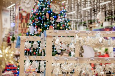 Noel ağacında Noel oyuncağı. Yeni yıl süsü. Madalyalı dükkan penceresi.