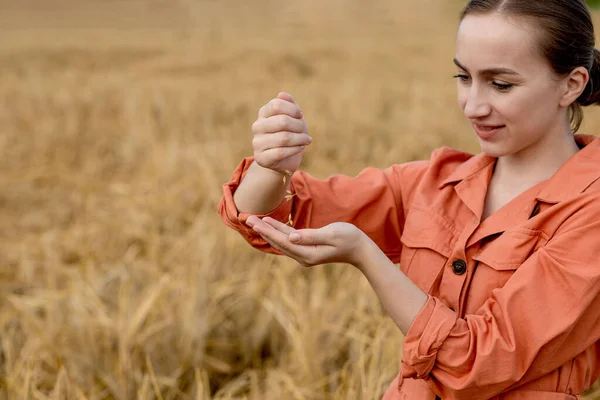 Uma Agricultora Agrônomo Está Derramando Grãos Trigo Suas Mãos Conceito — Fotografia de Stock