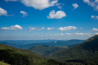 Karpat Dağları 'nın inanılmaz güzel panoramik manzarası. Mavi gökyüzünün arka planında Karpatlar 'ın zirveleri.