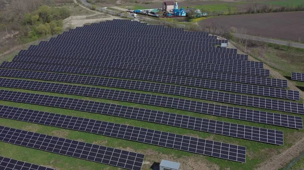Güneş Paneli Yeşil Çevre Dostu Enerji Üretir Dan Hava Görüntüsü — Stok fotoğraf