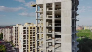 İnşaat halindeki yüksek apartmanın havadan görüntüsü. Gayrimenkul geliştirme.