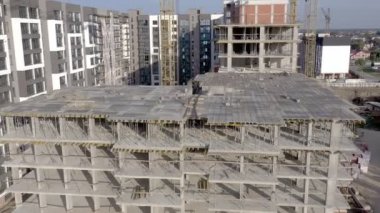 Vinç ve monolituc bina yapım aşamasında. İnşaat alanı.