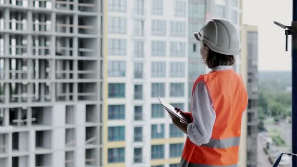 Engenheiro Arquiteto Trabalhando Canteiro Obras Uma Mulher Com Tablet Num — Vídeo de Stock