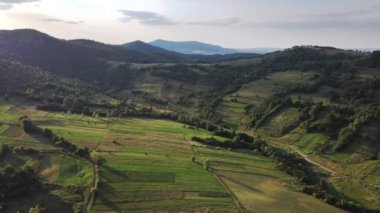 Eğimli yamaç ve süslü püslü Karpatlar 'ın hava manzarası. Hava aracı görünümü.