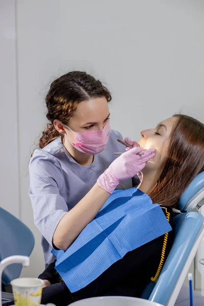 Odontoiatra Che Controlla Denti Dei Pazienti Nello Studio Dentistico Medicina — Foto Stock