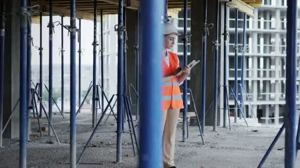 Ingegnere Architetto Che Lavora Cantiere Una Donna Con Una Tavoletta — Video Stock