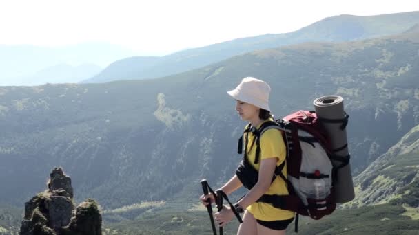 Femeie Rătăcitoare Vârful Muntelui Shpitsy Din Carpaţi Conceptul Stil Viață — Videoclip de stoc