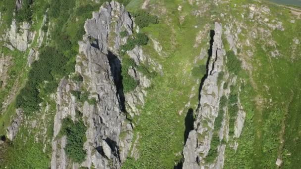Αεροφωτογραφία Της Βραχώδους Κορυφής Του Βουνού Spitz Στα Καρπάθια Βουνά — Αρχείο Βίντεο