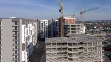Vinç ve monolituc bina yapım aşamasında. İnşaat alanı