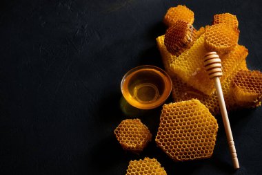 Üzerinde bal peteği olan bir kavanoz bal, en üstte. Metin için boşluk.