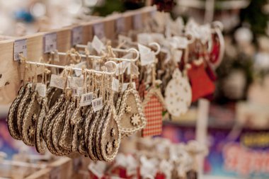 Noel ağacında Noel oyuncağı. Yeni yıl süsü. Madalyalı dükkan penceresi.