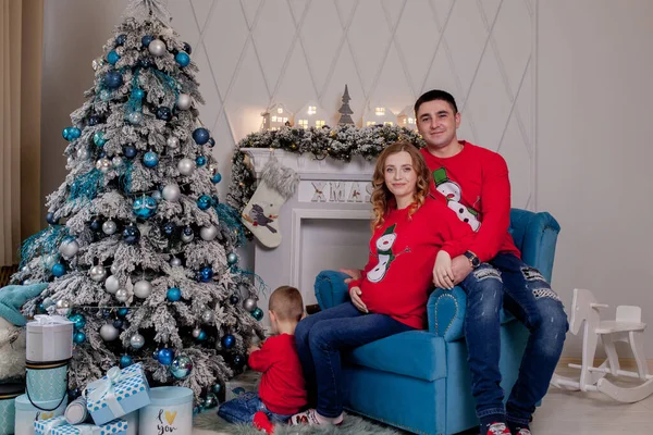 Pais Felizes Criança Perto Árvore Natal Casa Sala Estar Decorada — Fotografia de Stock