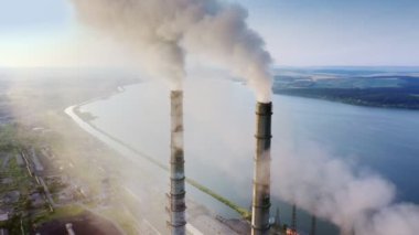 Kömür santralinin havadan görünüşü yüksek borular, siyah baca yığını atmosferi kirletiyor. Fosil yakıt kavramına sahip elektrik üretimi