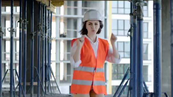 Женщина Архитектор Весело Танцует Стройплощадке Строящегося Здания — стоковое видео