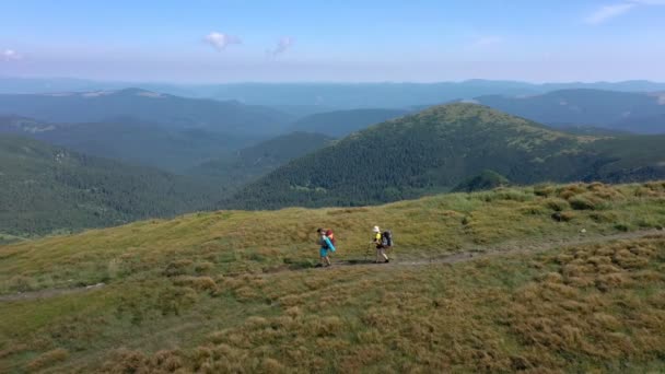 Due Escursionisti Con Zaini Stanno Camminando Lungo Catena Montuosa Nelle — Video Stock