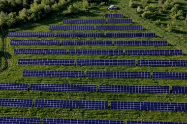 Ekoloji güneş enerjisi enerji panelleri güneş batımında yeşil enerji elektriksel yenilik doğa ortamı.