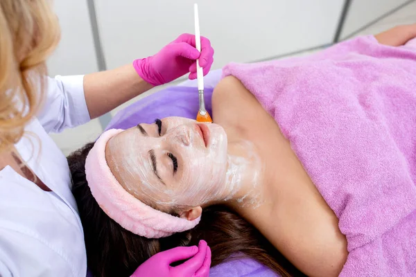 Face Descascamento Máscara Tratamento Beleza Spa Cuidados Com Pele Mulher — Fotografia de Stock