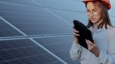 Güneş Panelleri Elektrik Çiftliği, Photovoltaic Hücre Parkı, Yeşil Enerji Konsepti 'nde çalışan Müfettiş Mühendis Kadın Tutucu Dijital Tablet.
