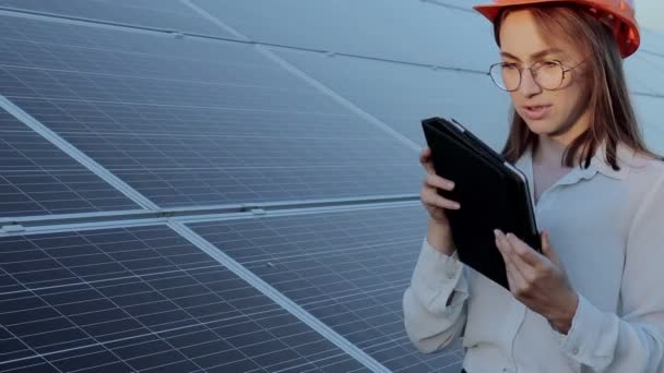 Police Engineer Woman Holding Digital Tablet Working Solar Panels Power — 비디오
