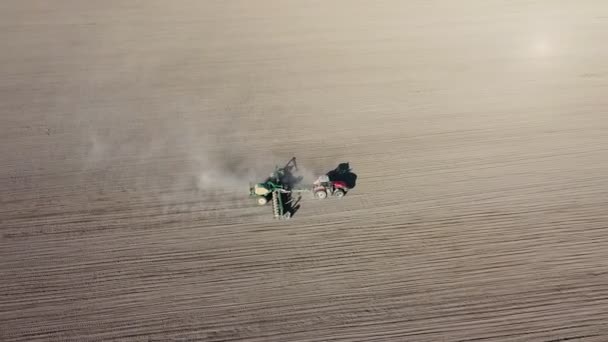 Légi Kilátás Traktor Borona Rendszer Szántás Föld Művelt Mezőgazdasági Területen — Stock videók