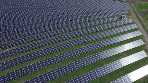 太陽光パネルは緑で環境に優しいエネルギーを生み出します ドローンからの空中風景 — ストック動画