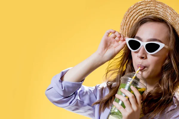 Літній Відпочинок Холодний Напій Щаслива Жінка Сонцезахисних Окулярах Тримає Пластикове — стокове фото