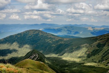 Karpat Dağları 'nın inanılmaz güzel panoramik manzarası. Mavi gökyüzünün arka planında Karpatlar 'ın zirveleri.