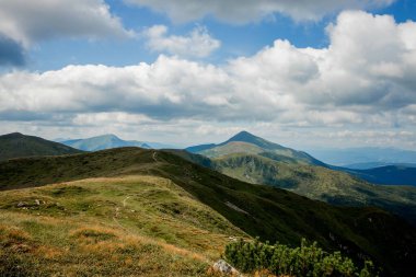 Karpat Dağları 'nın inanılmaz güzel panoramik manzarası. Mavi gökyüzünün arka planında Karpatlar 'ın zirveleri.