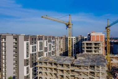 Bir şehirde inşaat halindeki yüksek apartmanın beton çerçevesinin havadan görünüşü