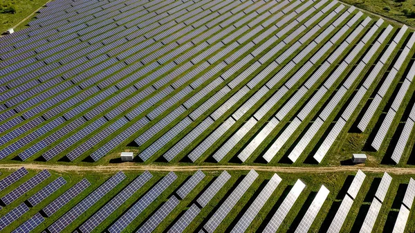 Güneş Panelleri Havadan Görünüyor Hava Manzaralı Polar Paneller Güç Çiftliği — Stok fotoğraf