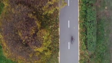 Sonbahar parkında bisiklet süren hava manzaralı çocuk. Aktif aile eğlencesi. Şehir bisiklet yolunda bisiklet gezintisi. Sağlıklı bisiklet yaşam tarzı