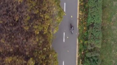 Sonbahar parkında bisiklet süren hava manzaralı çocuk. Aktif aile eğlencesi. Şehir bisiklet yolunda bisiklet gezintisi. Sağlıklı bisiklet yaşam tarzı